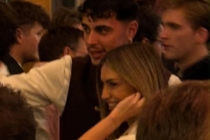 图片报：帕夫洛维奇现身慕尼黑啤酒节，与女网红近距离亲密互动
