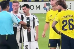 实拍：C罗上前与马宁沟通判罚，马宁让C罗离远些