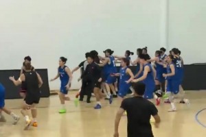 女篮大规模冲突！华科主帅追打武