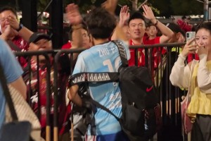 敌人的敌人！海港击败蓉城，赛后上海球迷与大连球迷击掌庆祝